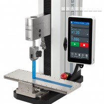 Zkušební rám F305-EM zobrazený v konfiguraci pro zkoušku odlupováním pod úhlem 90°