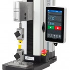 Zobrazený testovací rám F305-EM je konfigurován pro vertikální test odlupování se dvěma úchyty